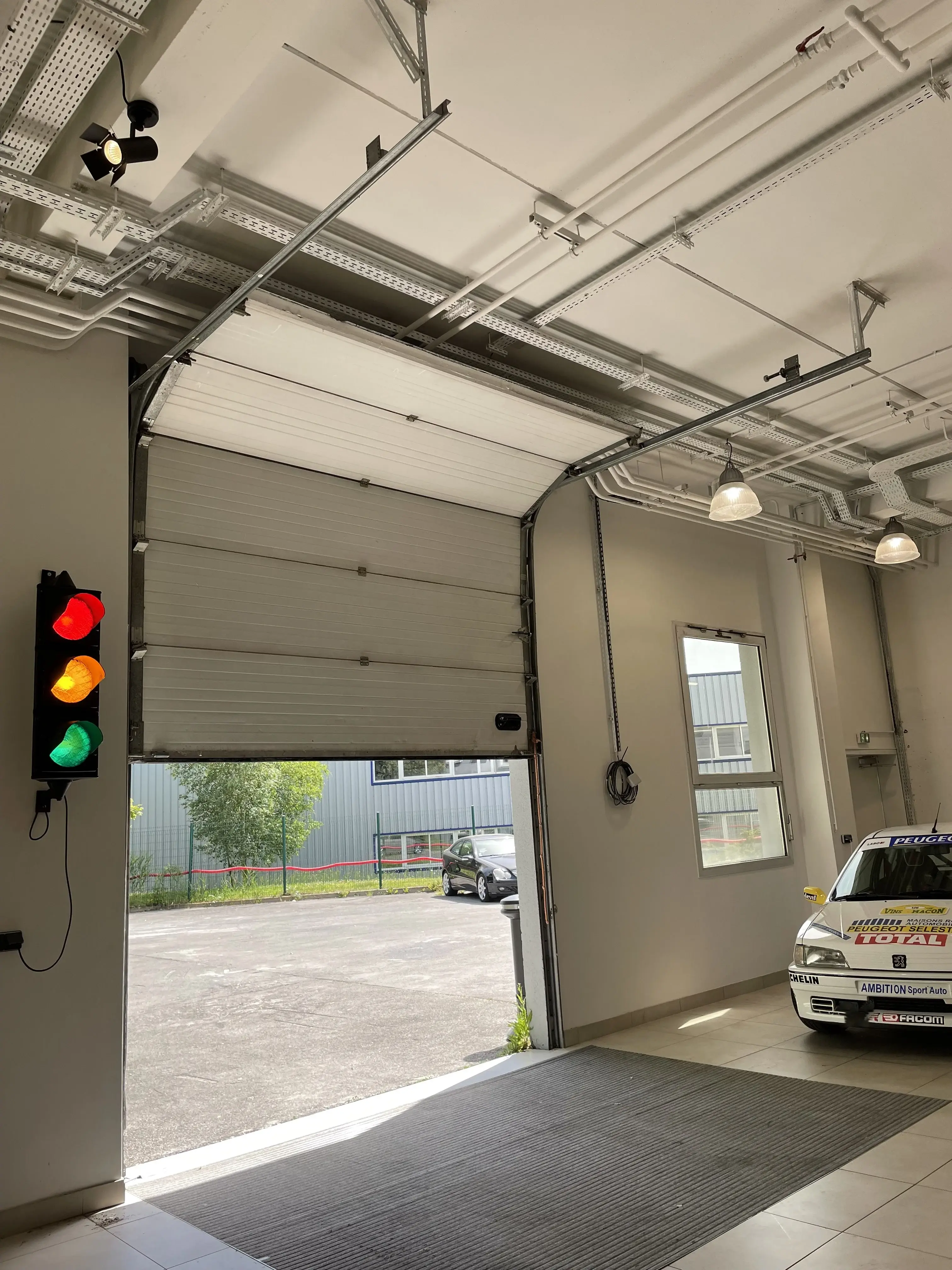 Portes de garage sectionnelles, enroulables et basculantes — réalisation R'Stoc